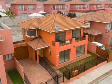 Casa en venta en los calicantos 4460, La Serena - 4 dormitorios, 3 baños
