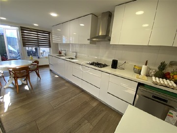 Casa en venta en Las dalias/ Av. Goycolea, La Cisterna - 4 dormitorios, 3 baños