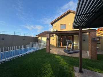 Casa en venta en Casa con piscina y quincho portal quilamapu chillan, Chillán - 3 dormitorios, 3 baños
