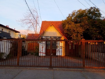 Casa en venta en Casa comercial avenida principal isabel la católica, Las Condes - 7 dormitorios, 3 baños