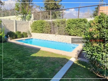 Casa en venta en Hermosa Casa en Venta Sector los Domínicos, Las Condes - 4 dormitorios, 2 baños