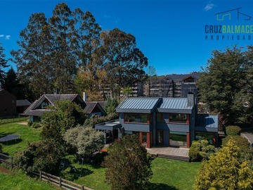 Casa en venta en Condominio Los Laureles, frente al Jumbo, Colegio Alemán, con acceso al Lago., Puerto Varas - 4 dormitorios, 1 baño