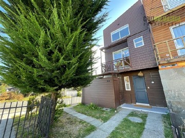 Casa en venta en Calles Los Alpes / Decher, a pasos del centro, Puerto Varas - 3 dormitorios, 2 baños