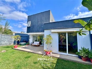 Casa en venta en Casa de 2 pisos totalmente remodelada, Isabel la Católica con Tomas Moro, Las Condes, Las Condes - 3 dormitorios, 3 baños