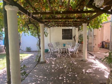 Casa en venta en Casa en gran terreno (176394), Ñuñoa - 5 dormitorios, 3 baños