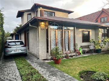 Casa en venta en Los Laureles Metro Fernando Castillo Velasco, La Reina - 5 dormitorios, 3 baños
