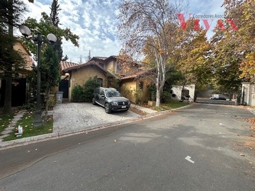 Casa en arriendo mensual en Los trapenses, Condominio, Colegio, Lo Barnechea - 6 dormitorios, 5 baños