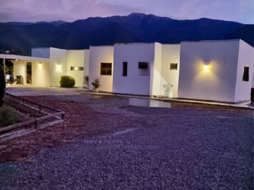 Casa en arriendo mensual en Condominio los maquis, pelequén, San Fernando - 4 dormitorios, 4 baños