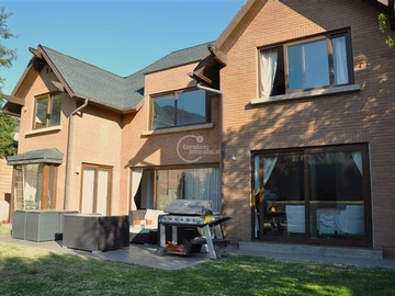 Casa en venta en San Carlos de Apoquindo / Avenida Plaza, Las Condes - 5 dormitorios, 6 baños