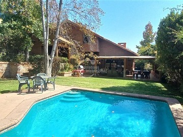Casa en venta en Carlos Peña Otaegui, Las Condes - 7 dormitorios, 4 baños