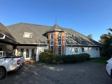 Casa en venta en Elegante Casa con Amplio Jardín Privado (140622), Temuco - 5 dormitorios, 4 baños