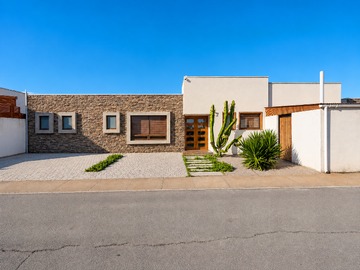 Casa en venta en Casa Familiar con Piscina Temperada Campo, Cerca de la Ciudad - 3 dormitorios, 3 baños
