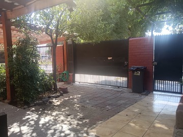Casa en venta en Propiedad en Av. los Halcones Larapinta Ideal para Uso Comercial - 5 dormitorios, 3 baños