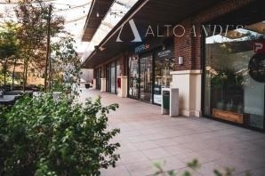 Local Comercial en arriendo mensual en Camino Los Trapenses, Lo Barnechea - 3 baños