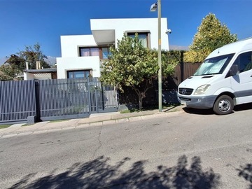Casa en venta en Camino del Claustro 6784. Alto Macul, La Florida - 4 dormitorios, 2 baños