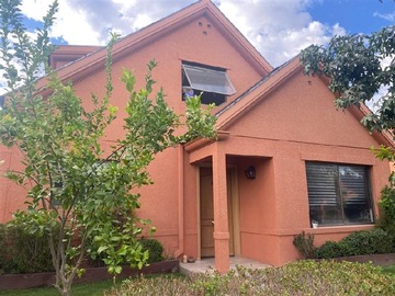 Casa en venta en Vende Casa de Dos Pisos las Brisas Norte/ Chicureo - 4 dormitorios, 3 baños