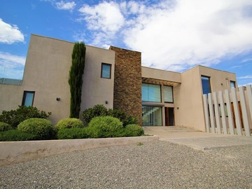 Casa en arriendo mensual en Hacienda Chacabuco, Colina - 5 dormitorios, 4 baños
