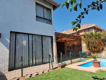 Casa en venta en Amplia Casa Familiar con Jardín Privado (178597), Peñalolén - 4 dormitorios, 3 baños