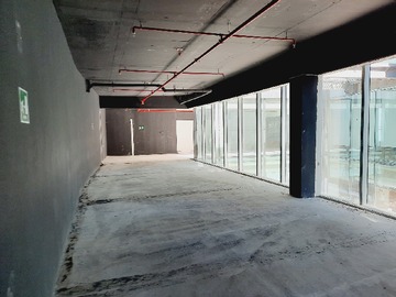 Local Comercial en arriendo mensual en Local Comercial en Av. Los Militares, Las Condes - 2 baños