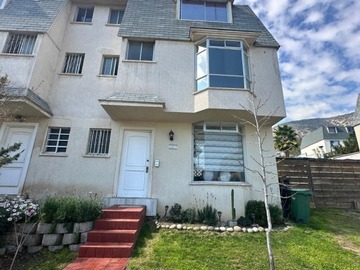 Casa en venta en Merlot / las palmas, Puente Alto - 5 dormitorios, 4 baños