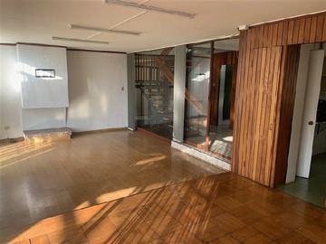 Casa en venta en Oportunidad, rebajada gran casa cercana Metro Los Dominicos, bajo valor de tasación, Las Condes - 5 dormitorios, 4 baños