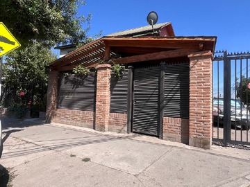 Casa en venta en Glorias Navales, Maipú - 4 dormitorios, 2 baños