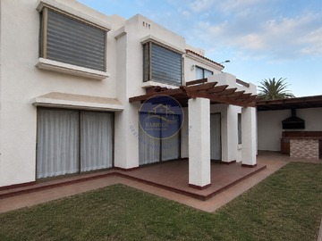 Casa en venta en Valle Soleado, Antofagasta - 4 dormitorios, 3 baños