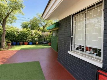 Casa en venta en Casa, a pasos del Metro Los Dominicos (181883), Las Condes - 3 dormitorios, 2 baños