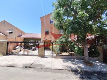 Casa en venta en Casa de Tres Pisos con 6 Dormitorios, 4 Baños, Quilicura. - 6 dormitorios, 4 baños