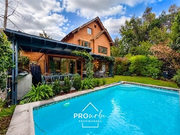 Casa en venta en María Monvel con Benjamín Subercaseaux, La Reina - 5 dormitorios, 5 baños