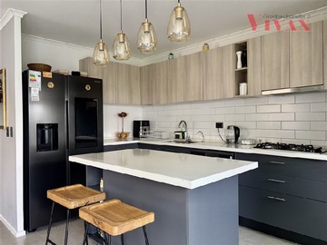 Casa en venta en Vendo casa impecable, con ampliacion y mejoras! Al interior del Condominio Alto la Cruz, Padre Hurtado - 3 dormitorios, 3 baños