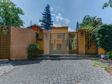 Casa en venta en Venta Casa Lo Barnechea cerca Colegio Everest (144195), Lo Barnechea - 4 dormitorios, 3 baños