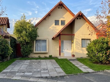 Casa en venta en condominio Amapolas, Peñalolén - 5 dormitorios, 3 baños