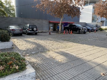 Local Comercial en arriendo mensual en Los Cobres de Vitacura, Vitacura - 3 baños