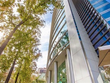 Oficina en arriendo mensual en Torre Paris/ Metro Los Leones, Providencia