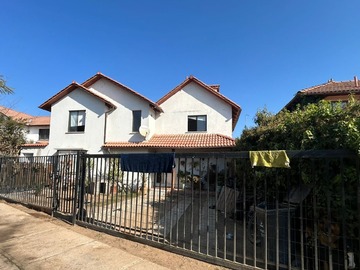 Casa en venta en Oportunidad de Inversión Casa en Ciudad de los Valles, Pudahuel - 5 dormitorios, 3 baños
