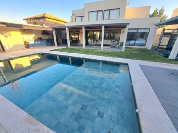 Casa en arriendo mensual en Impactante full equopada con gym, Colina - 5 dormitorios, 4 baños