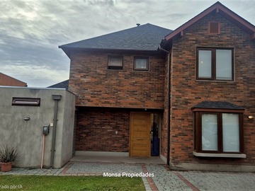 Casa en venta en entre Avenida Los Presidentes y Avenida Quilín, Peñalolén - 3 dormitorios, 3 baños