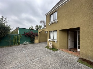 Casa en venta en Helsby 8838, La Reina - 3 dormitorios, 3 baños