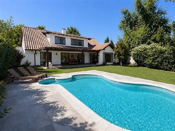 Casa en venta en Amplia casa Fernandez Wood en Jardín de la Dehesa cercana a colegios, Lo Barnechea - 5 dormitorios, 4 baños