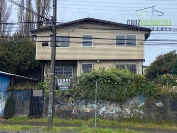 Casa en venta en Casa con 8 habitaciones y salón multiuso - Calle Santa Inés, Puerto Montt - 4 dormitorios, 2 baños