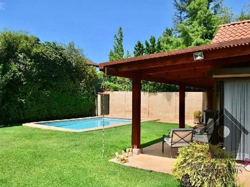 Casa en venta en Alerce Andino Oriente, Santiago - 5 dormitorios, 3 baños