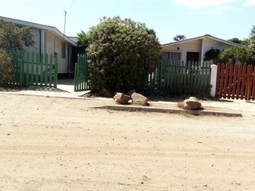 Casa en venta en Atún 201, Pichidangui, Los Vilos - 5 dormitorios, 2 baños