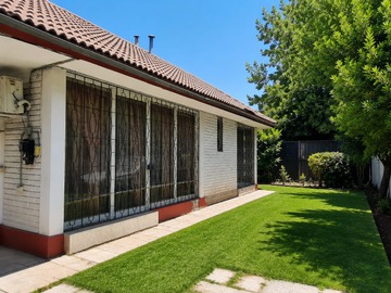 Casa en venta en Av. Luis Pasteur, Vitacura - 5 dormitorios, 3 baños