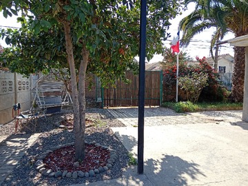 Casa en venta en A una cuadra de Av. Palmira Romano Sur con Independencia, Limache - 3 dormitorios, 2 baños