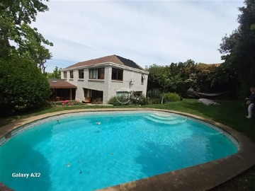 Casa en venta en Carlos Peña Otaegui, Las Condes - 6 dormitorios, 5 baños