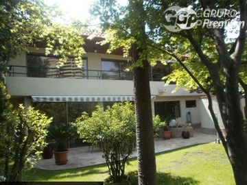 Casa en venta en A dos cadras de la clinica indisa, Providencia - 6 dormitorios, 6 baños