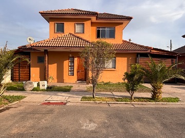 Casa en arriendo mensual en Avenida Santa Cruz, La Cruz - 3 dormitorios, 3 baños