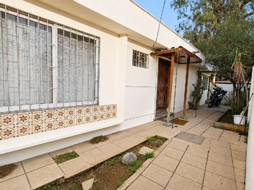 Casa en venta en Oportunidad de Casa en Calle Cerrada Ñuñoa. - 4 dormitorios, 2 baños
