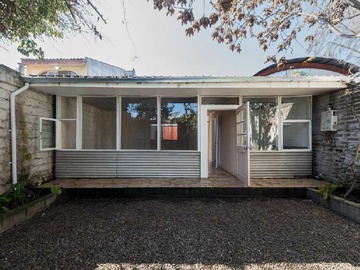 Casa en arriendo mensual en Espacioso Taller con casa y Jardín-Barrio Italia (181770), Providencia - 2 dormitorios, 1 baño
